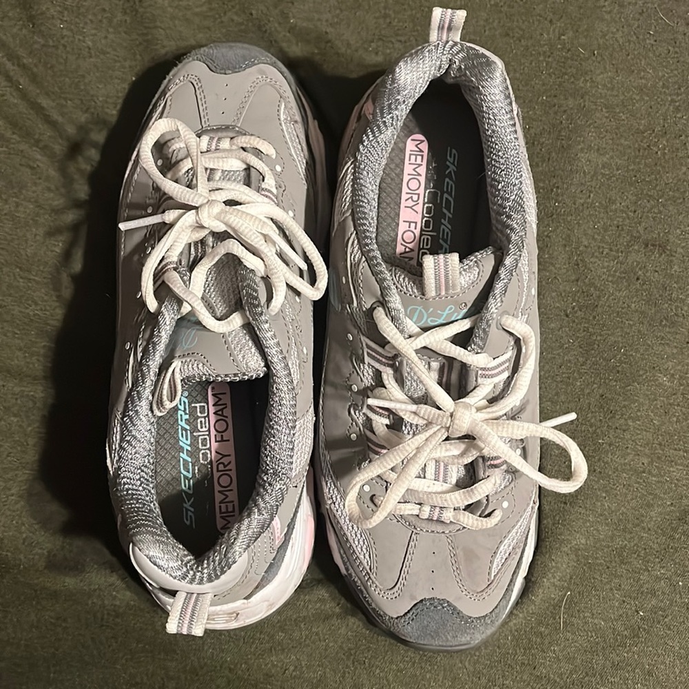 Skechers D’Lites Size 7 Women Memory Foam